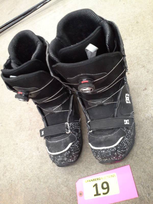 lot 19 image: DC Snowboard Boots