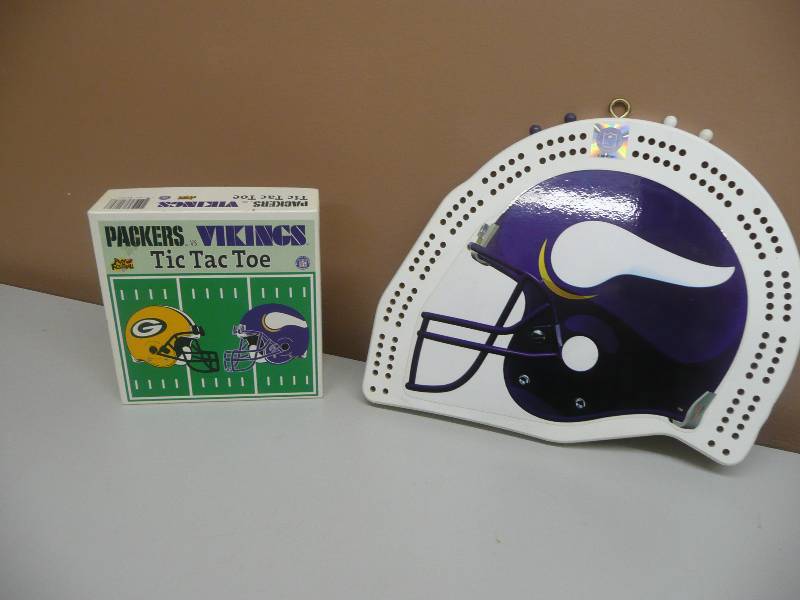 lot 30 image: VINTAGE 1997 VIKINGS HANGING CRIBBAGE BOARD & 1999 UNUSED VIKINGS VS PACKERS TIC TAC TOE GAME - BOTH IN GREAT CONDITION - SEE PICTURES