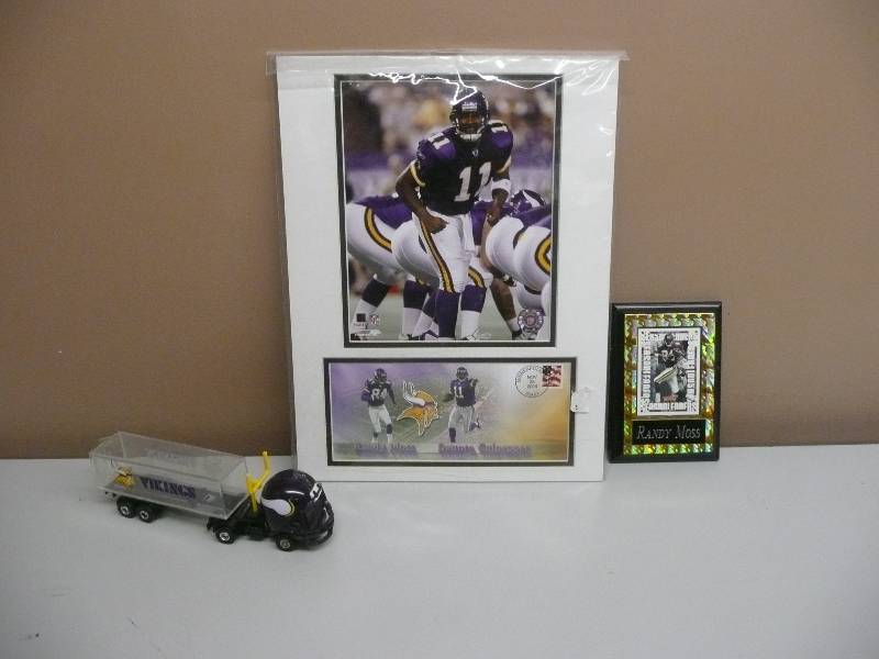 lot 35 image: MINNESOTA VIKINGS COLLECTION - DAUNTE CULPEPPER & RANDY MOSS PICTURE, RANDY MOSS CARD HANGING DISPLAY & TRUCK COIN BANK - ALL IN VERY GOOD CONDITION - SEE PICTURES