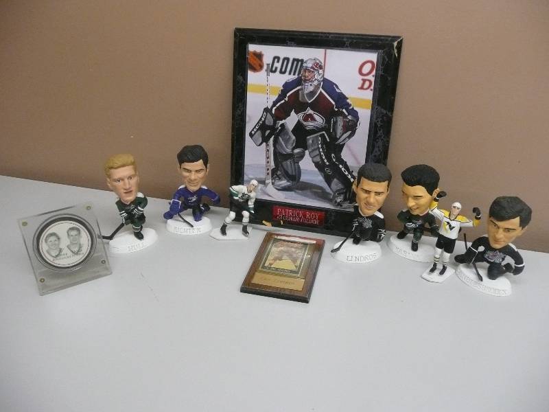 lot 36 image: NHL HOCKEY COLLECTION - PATRICK ROY PLAQUE, KONSTANTINOV & LIDSTROM COMMEMORATIVE PUCK, LINDROS CARD PLAQUE & FIGURE, HULL, RICHTER, KARIYA, VANBIESBROOK FIGURES - SEE PICTURES