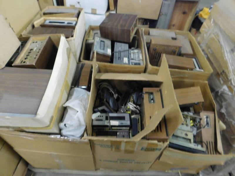 lot 18 image: Pallet of Vintage 8 Track Players