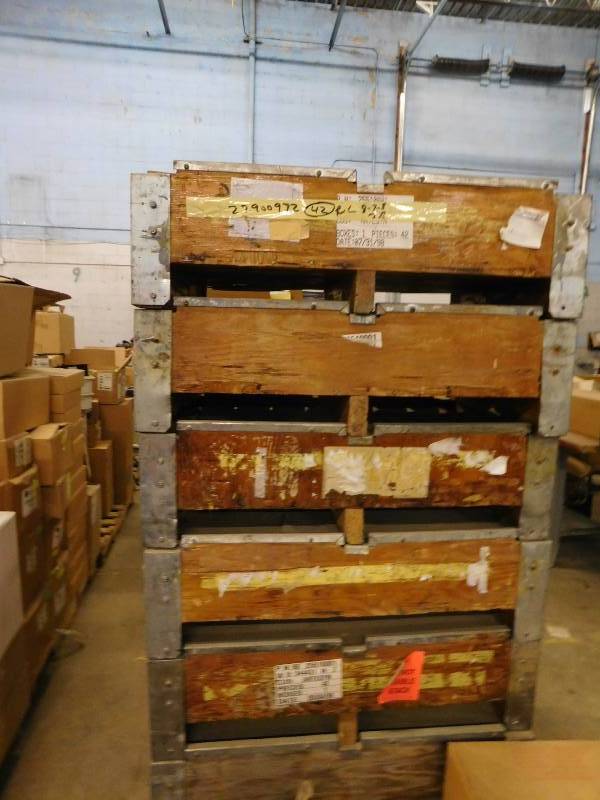 lot 21 image: Vintage Wooden Platform Boxes