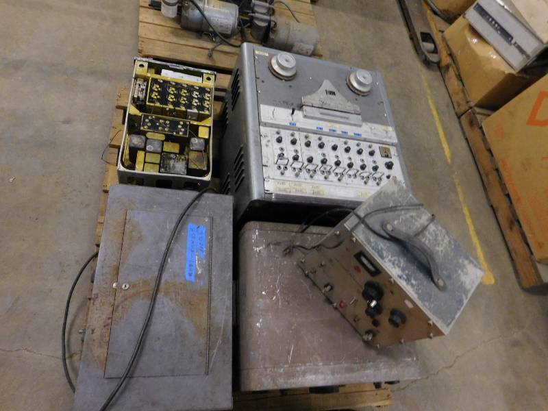 lot 33 image: Vintage Electronic Equipment