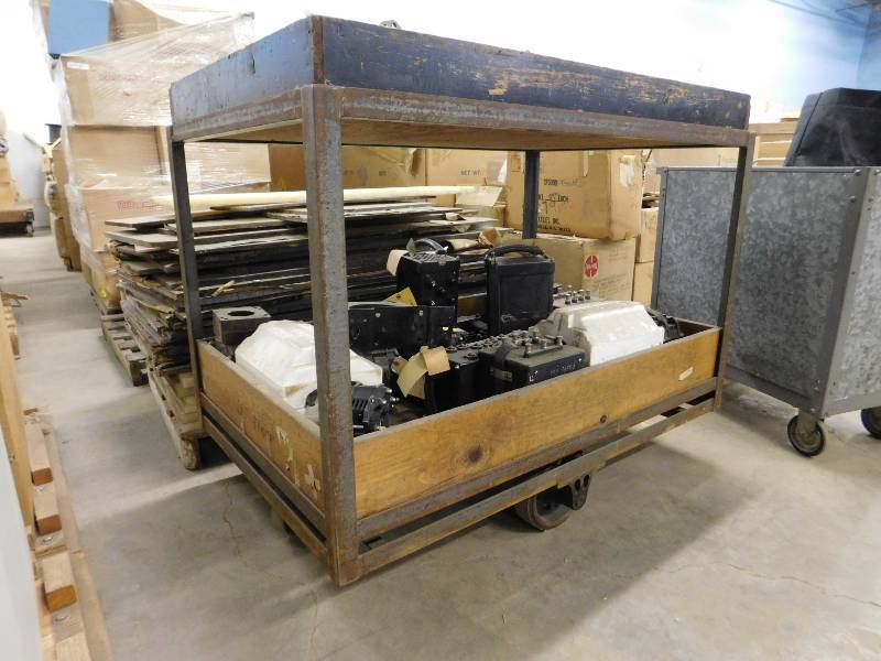 lot 40 image: Rolling Utility Cart