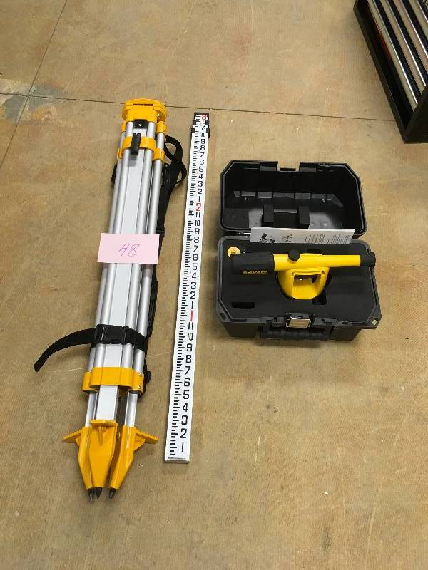 DeWALT DW090PK 20x Builders Level Package W Rod & Tripod not used