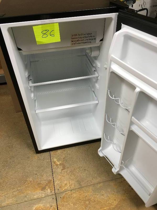 lot 86 image: Galanz 3.5 cu ft. Compact Single-Door Refrigerator Black in like new working conditions