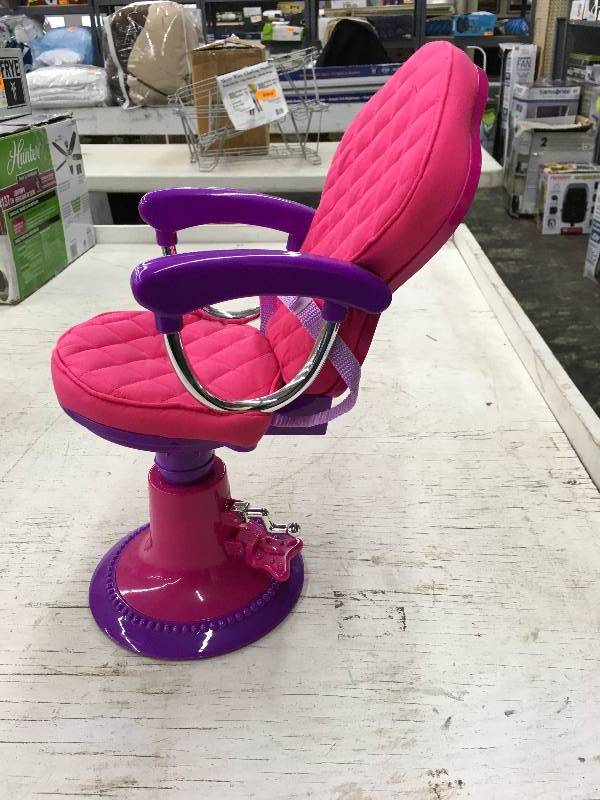 lot 207 image: Salon Chair for 18 Doll