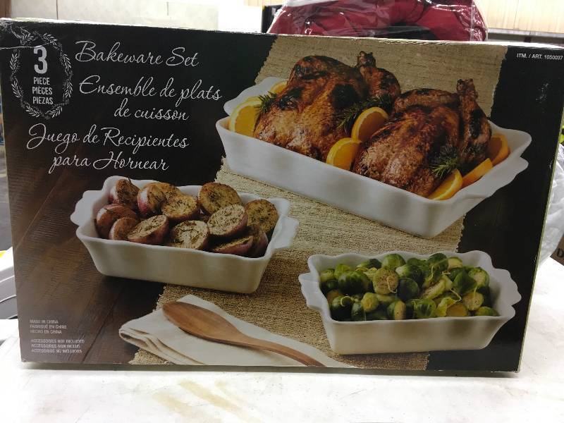 lot 226 image: 3 PC RUFFLE BAKEWARE SET