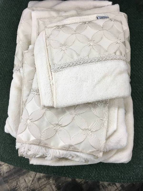 lot 218 image: Floral Grid 4 Pc Towel Set Ivory