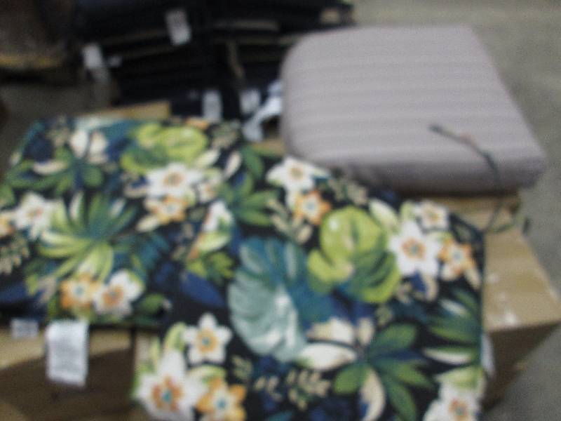 lot 15 image: Lot of 3 Chair Cushions from Hampto...