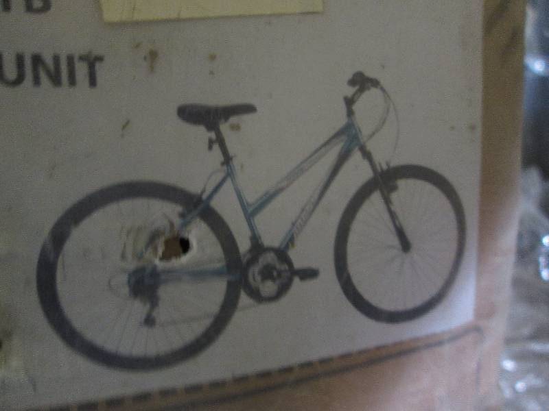 lot 31 image: Huffy Alpine Womens 26 inch Bike Re...