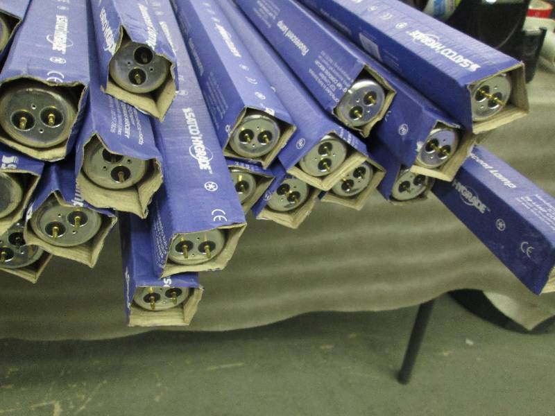 lot 84 image: Lot of 10  Satco 40 W 2550 LM  S663...