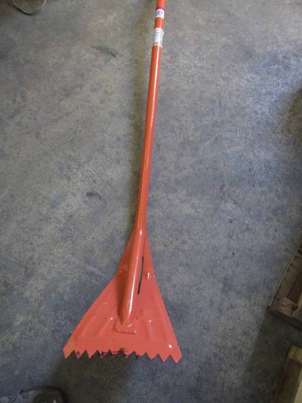 lot 109 image: HDX 55inch Curved Shingle Remover...
