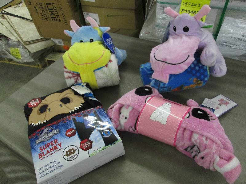 lot 172 image: Supe Blanky, 2 Animal Fleece Blanke...