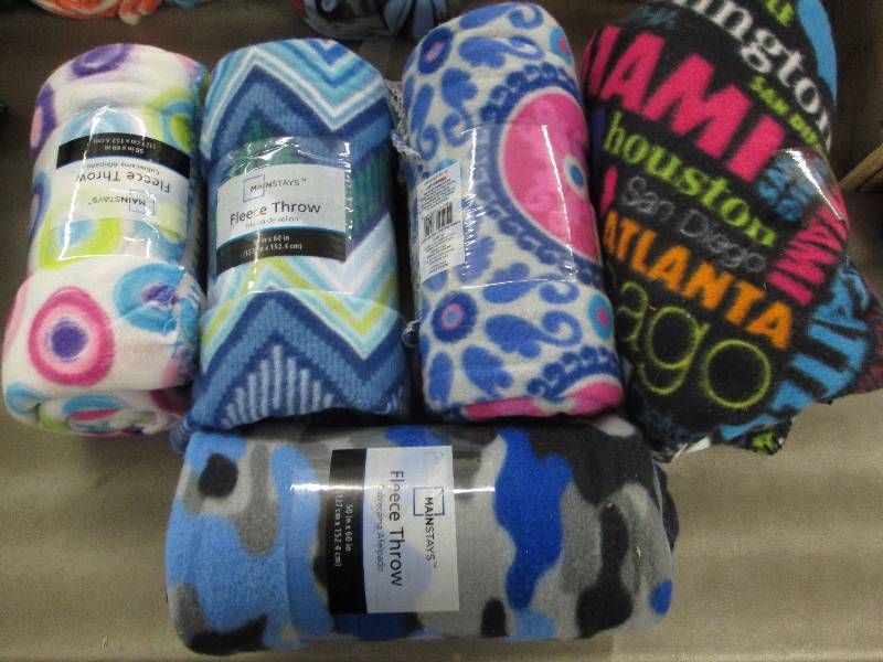 lot 176 image: Lot 5 Assorted Fleece Throws...