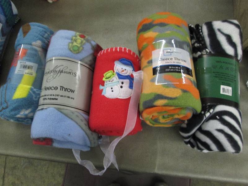lot 177 image: Lot 5 Assorted Fleece Throws...