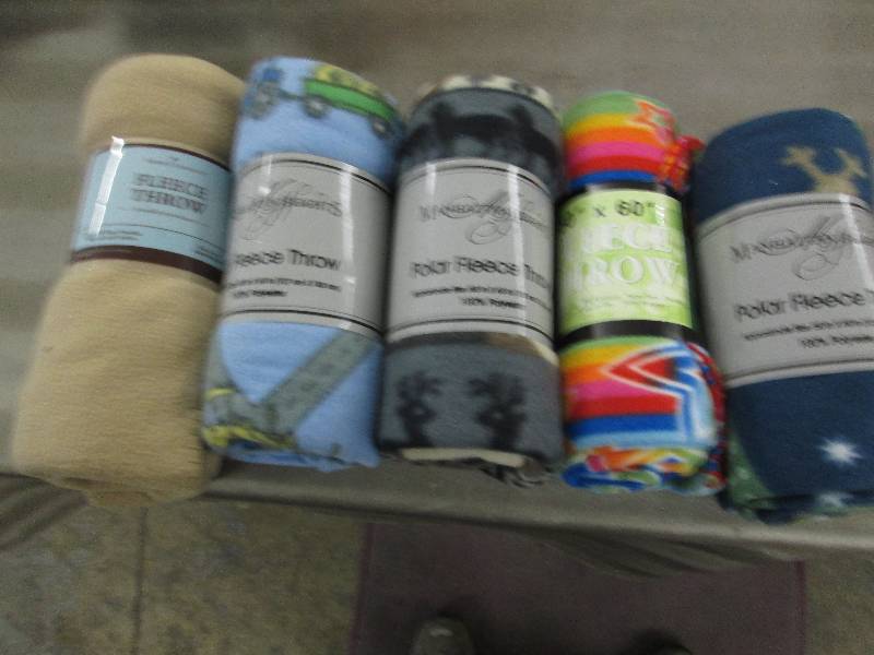 lot 178 image: Lot 5 Assorted Fleece Throws...