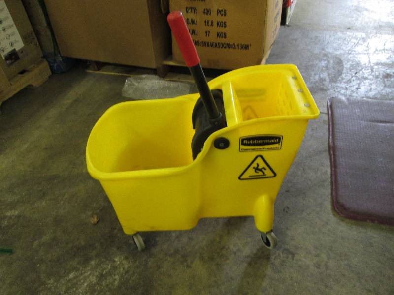 lot 228 image: Rubbermaid Tandem Bucket with Wring...