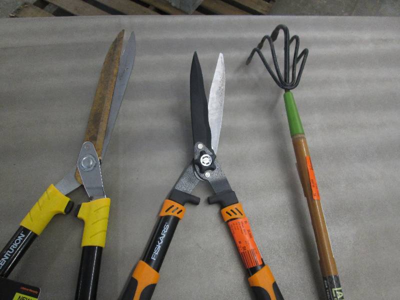 lot 304 image: Lot of 2 Hedge Trimmers, Garden Han...
