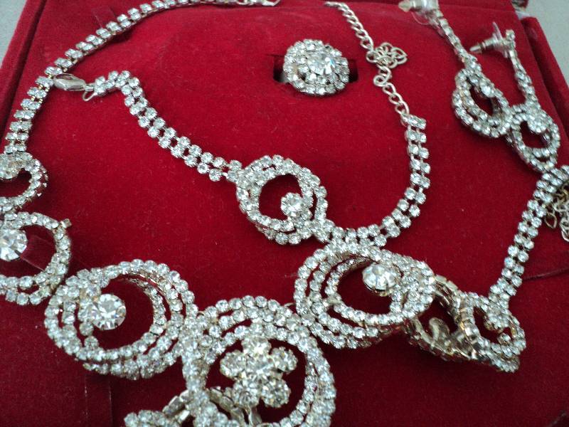 lot 1 image: Vintage rhinestone necklace, bracel...