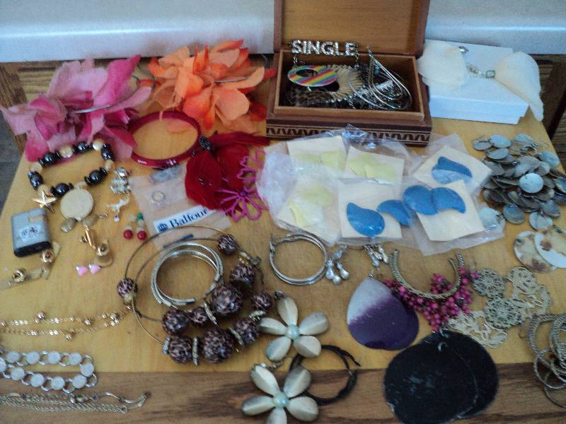lot 2 image: Costume earrings, bracelet and jewe...