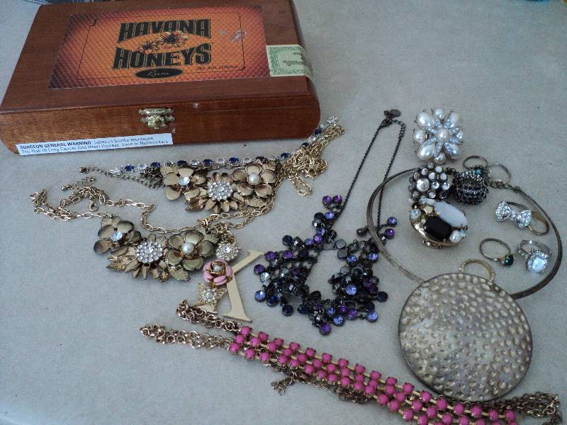lot 3 image: Costume jewelry, rings, bracelets a...