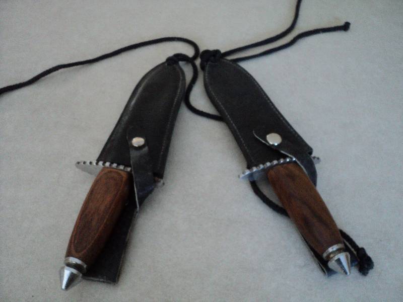 lot 10 image: 2 knives...