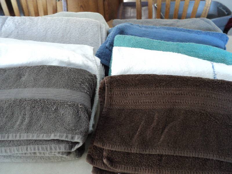 lot 13 image: 9 bath towels...