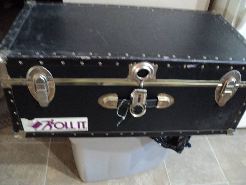 lot 21 image: Black Foot Locker...