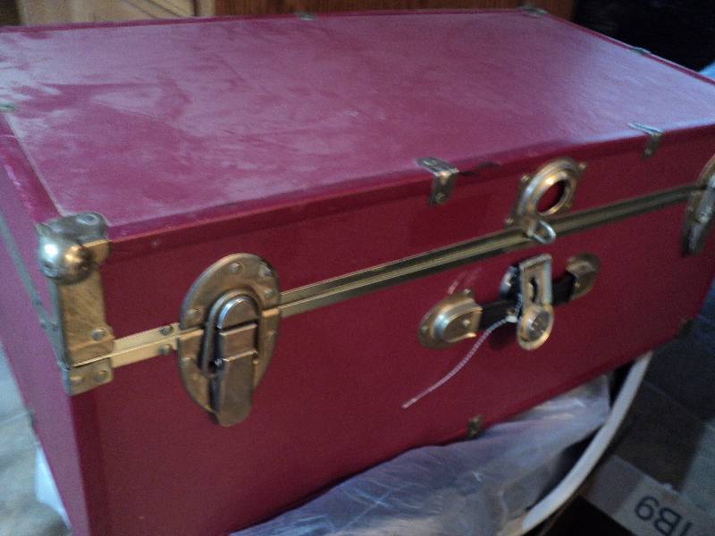 lot 25 image: Red Foot Locker...