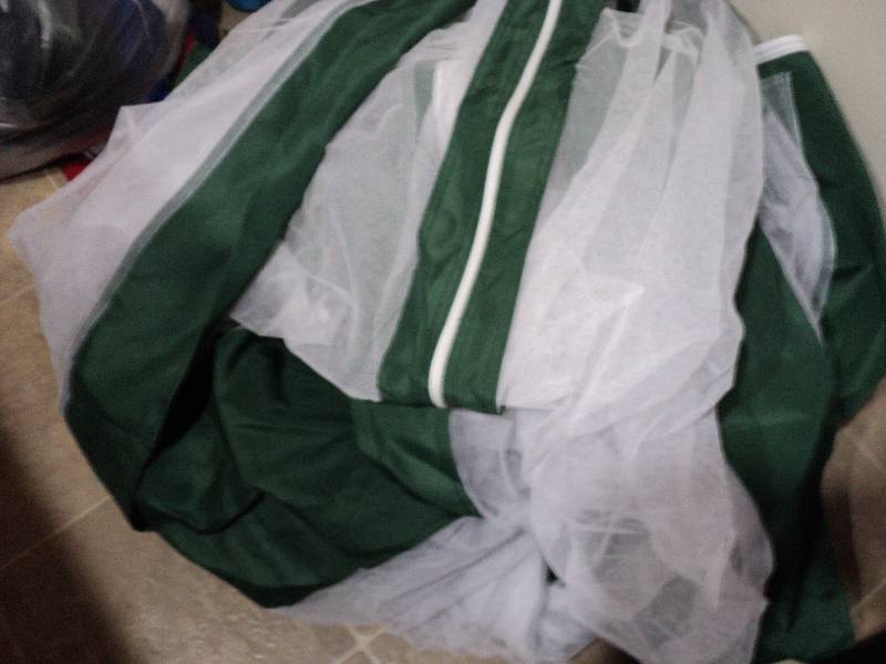 lot 28 image: Outdoor screen in tub...