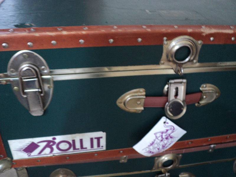 lot 32 image: Green Roll-it Foot Locker...