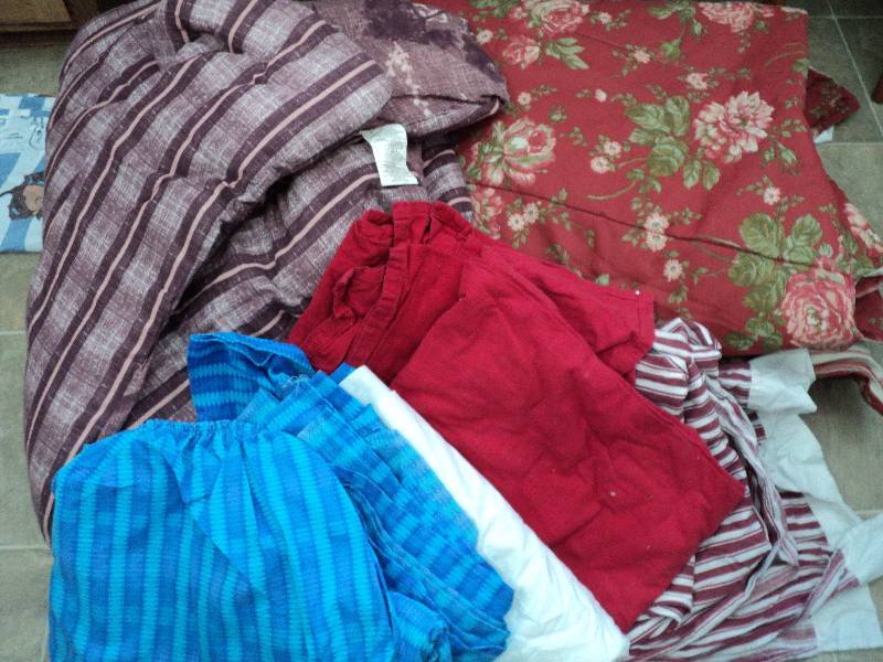 lot 43 image: 2 full size comforters and various ...