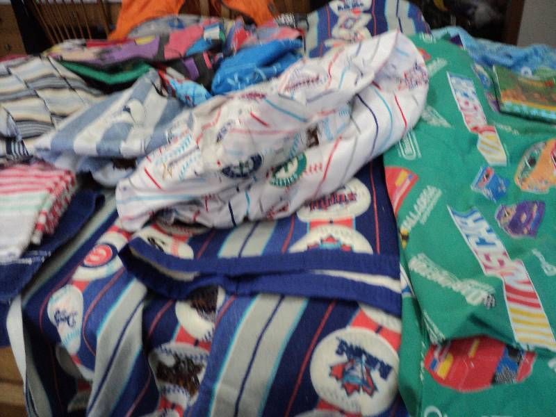 lot 44 image: Bag of sheets, comforters, and towe...