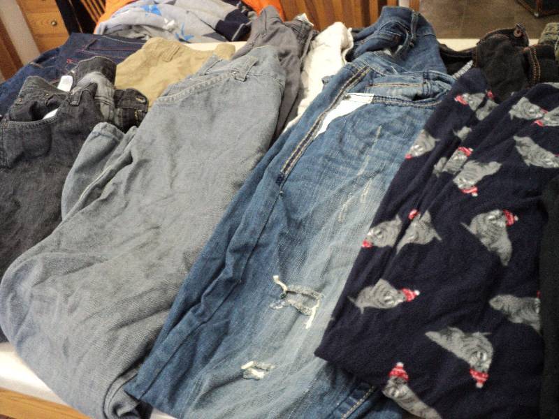 lot 46 image: 11 pair of jeans most size 32 x 34 ...