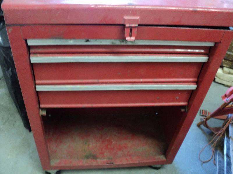 lot 89 image: Metal tool chest on wheels...