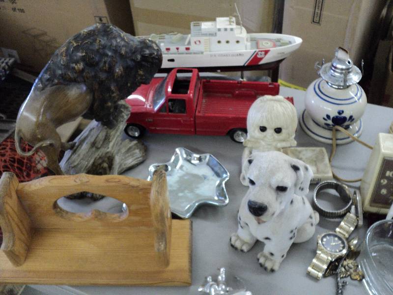 lot 112 image: Box of vintage collectibles and old...