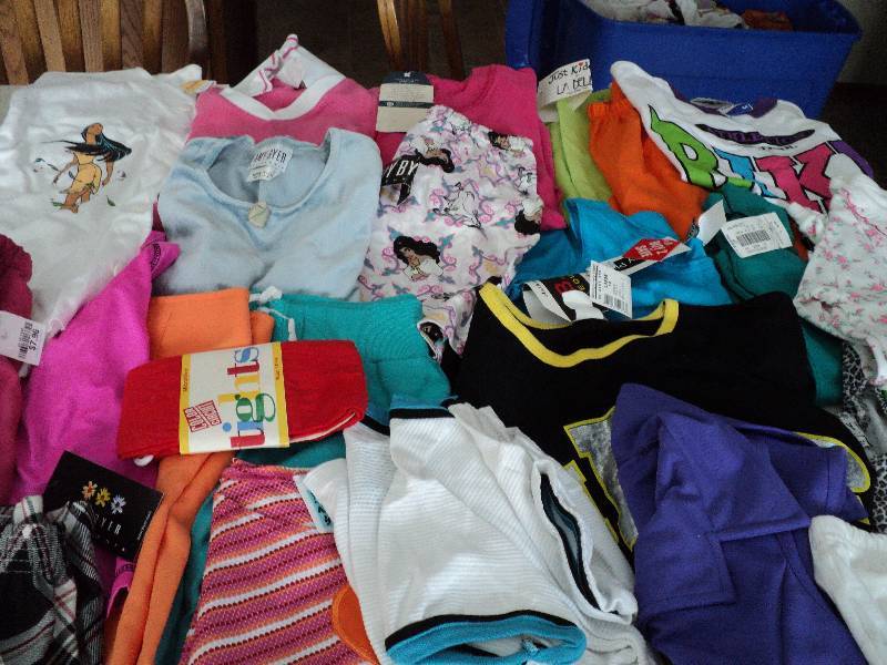 lot 115 image: 25 pieces of new girls clothing siz...