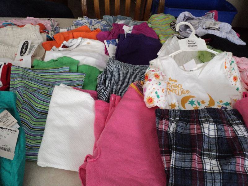 lot 118 image: 30 pieces of new girls clothing siz...
