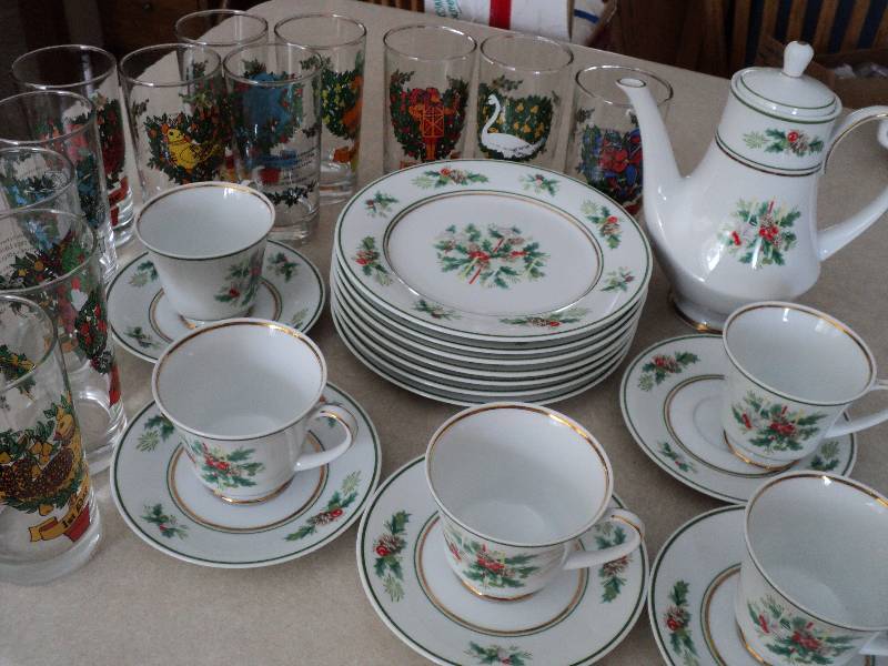 lot 122 image: Christmas dishes and 12 days of Chr...