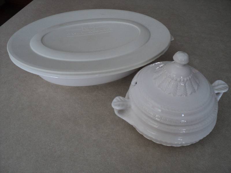 lot 123 image: Covered casserole and soup tureen...