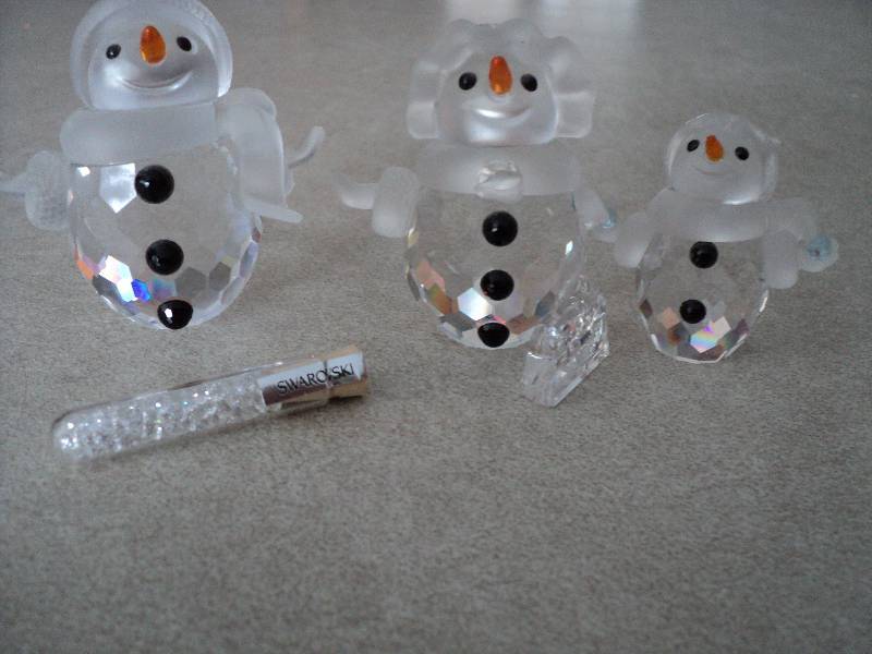 lot 126 image: Swarovski set of 3 snowmen - one is...