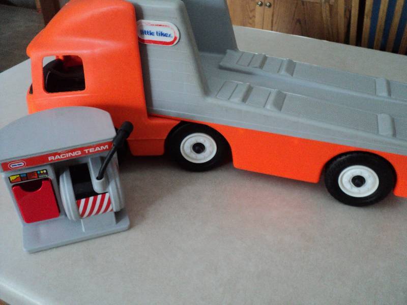 lot 128 image: Little Tikes truck...