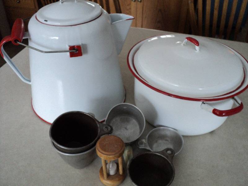 lot 129 image: Red and white enamelware in good co...