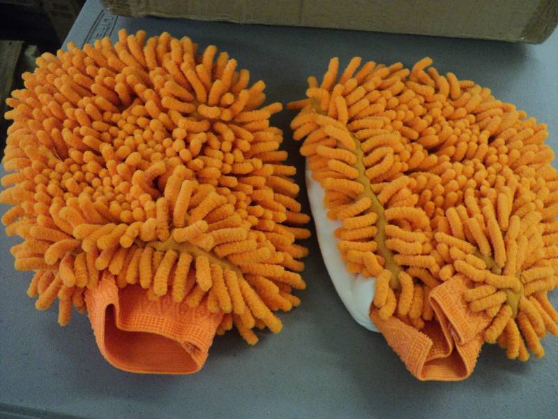 lot 163 image: Case of 50 Frizzy car wash mittssc...