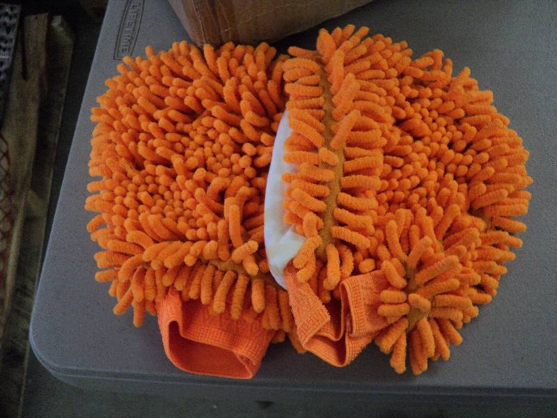 lot 164 image: Case of 50 Frizzy car wash mittssc...