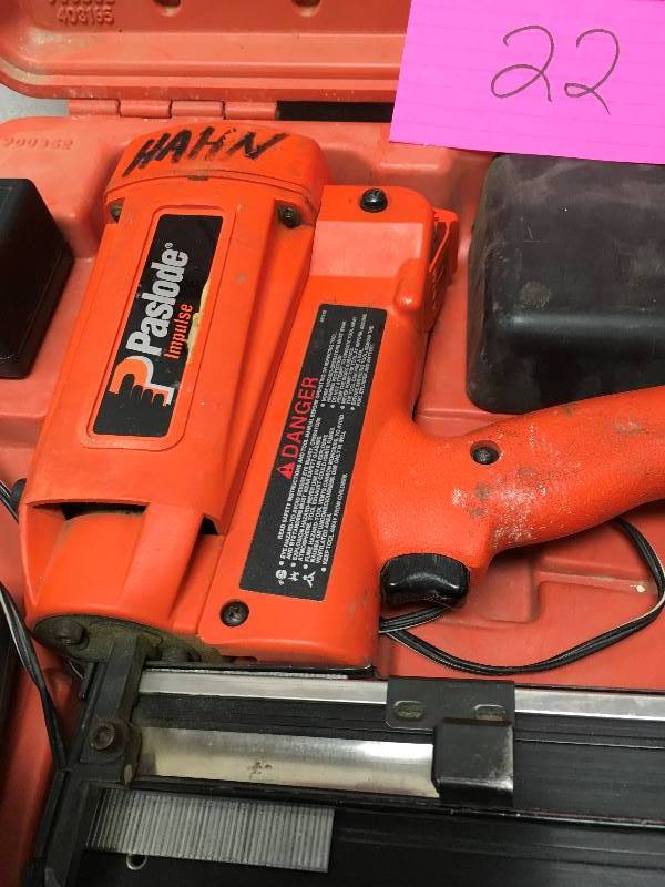 lot 22 image: Paslode IM250 16 Gauge Angled Cordless Finish Nailer missing battery