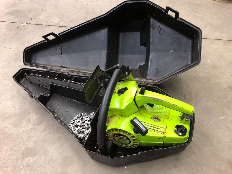 lot 129 image: Poulan Counter Vibe Chainsaw With C...