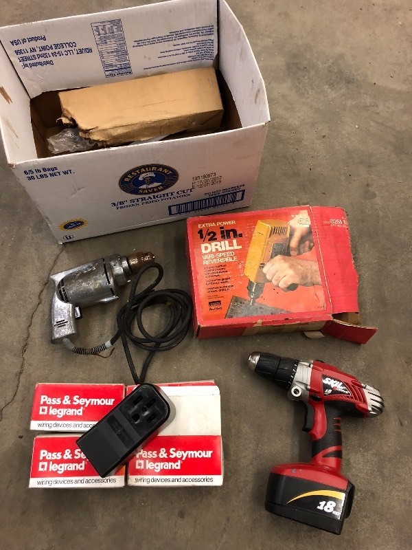 lot 130 image: Box Of Assorted Power Tools & Etc ...