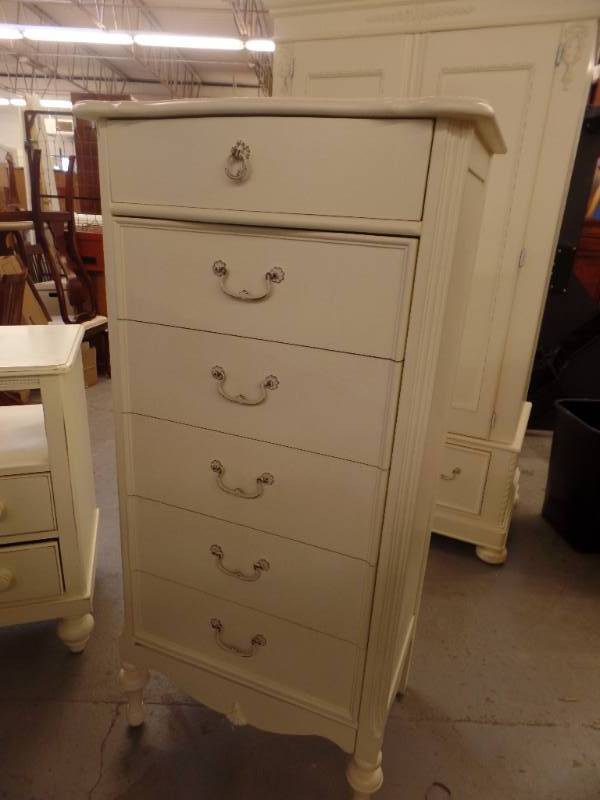 lot 209 image: LINGERIE CHEST